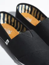 Alpargatas grises de lona con suela de goma blanca.