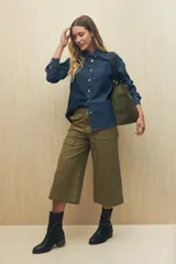 Pantalón capri color beige de algodón, con corte acampanado, bolsillos laterales tipo cargo y cintura con cordón ajustable.