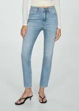 Pantalón de jean celeste de tiro medio, corte slim y largo cropped.