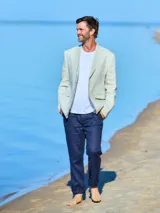 Saco sport de lino color beige, con solapas de muesca, dos bolsillos delanteros con solapa y un bolsillo en el pecho. Corte clásico y cierre con dos botones.