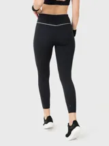 Calza deportiva negra de largo tobillero, con cintura alta y detalle de líneas blancas en la cintura.