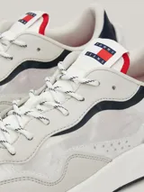 Zapatillas de estilo running Tommy Jeans color blanco, con detalles en azul marino y rojo.