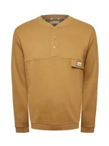 Buzo color ocre de algodón orgánico, con cuello redondo y abertura parcial con broches. Tiene un bolsillo tipo parche en el pecho con etiqueta RKF con paisaje bordado.