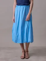 Falda midi color amarillo pálido, de algodón, con pretina ancha elastizada y forro interno a tono.