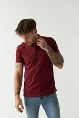 Remera polo negra de manga corta con cuello clásico, cierre de botones, bolsillo en el pecho y logo estampado.