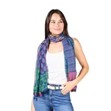 Bufanda larga rectangular de gasa sintética liviana, con estampado multicolor de motivos geométricos y borlas decorativas en los extremos.