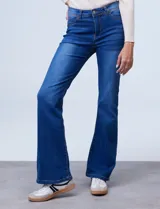 Jean bootcut de tiro alto, color azul denim, con terminación de pierna acampanada. Pretina con pasadores, botón y cierre. Delantera con bolsillos inclinados, trasera con bolsillos aplicados.