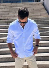 Camisa blanca de lino con cuello mao y manga larga.