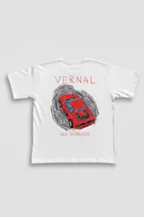 Remera blanca de algodón con estampa en la espalda de un auto rojo y la palabra VERNAL en la parte superior.