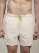 Short de baño color beige con cordón ajustable amarillo y blanco.
