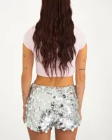 Shorts de tiro bajo, color plateado, cubiertos completamente de lentejuelas redondas.