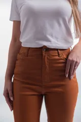 Pantalón negro de corte recto, tiro alto y efecto engomado.