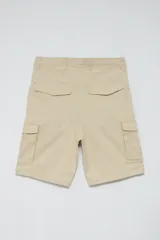 Bermuda cargo color beige con bolsillos laterales y traseros.