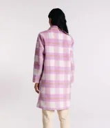 Saco largo de poliéster con estampado de cuadros lilas y blancos, cuello solapa, manga larga y cierre con botones.