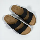 Sandalias negras con dos tiras anchas y ajuste de velcro, plantilla marrón con logo de la marca.