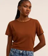 Blusa básica de algodón color tostado, de manga corta con dobladillo y nudo frontal.