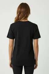 Remera color beige de algodón con cuello redondo y manga corta. Estampado con dos estrellas con patrón animal print y dos cerezas.