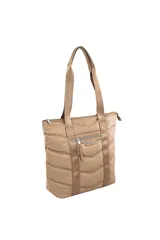 Bolso tipo tote bag color beige, con diseño acolchado con pespuntes en forma de V. Tiene doble asa de hombro y correa extraíble regulable. Incluye cierre principal y bolsillo frontal con cierre.