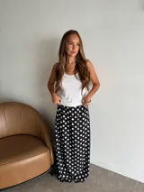 Pollera larga estampada con diseño de leopardo, corte fluido y cintura elástica.