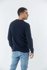 Sweater negro de algodón con cuello redondo y logo bordado en el pecho.