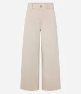 Pantalón marrón de jeans, corte wide leg cropped, con cintura media, trabillas, cierre con botón y cremallera, y bolsillos traseros.