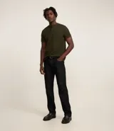 Polo de hombre de manga corta, color beige claro, con cuello mao y tapeta de dos botones.