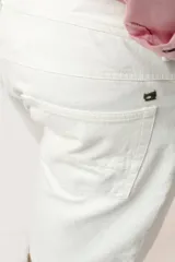 Bermuda de jean blanca, corte a la rodilla.