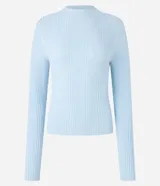 Blusa marrón de punto con cuello alto y manga larga.