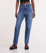 Pantalón de jeans azul de corte slim, tiro alto y cinco bolsillos.