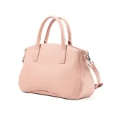 Cartera color rosa de símil cuero con asa rígida y correa desmontable. Tiene acceso con cierre, bolsillo exterior con broche imantado, y dos bolsillos interiores (uno con cierre y otro sin cierre).
