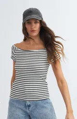 Remera fucsia de algodón con elastano, corte ajustado, escote off-shoulder y mangas cortas.