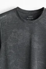 Remera deportiva gris con textura, de corte regular, cuello redondo y mangas cortas. Confeccionada en tejido funcional DryMove™ que ayuda a absorber el sudor.