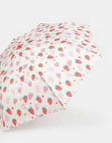 Paraguas corto con funda de tela, estampado con frutillas y corazones. Tiene mango rojo y correa de mano rosa.