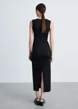 Vestido largo marrón ajustado al cuerpo, sin mangas y con cuello redondo.