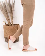 Sandalias bajas de cuero vacuno color negro, con suela de goma y horma de punta redonda. Producto de horma chica, se recomienda pedir un talle más.