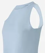 Musculosa deportiva celeste de microfibra texturizada, corte box, cuello redondo y espalda descubierta.