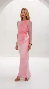 Vestido largo de fiesta color rosa con estampado abstracto, mangas largas de tul y falda con abertura lateral.