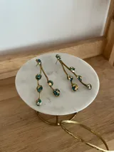 Caravanas colgantes hechas a mano en bronce, de 7 cm de largo, con apliques de piedra verde azulada incrustada con detalles dorados.