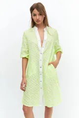 Camisola de vestido confeccionada en broderie de algodón color flúo con cuello mao y mangas globito.