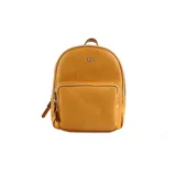 Mochila color camel de cuero sintético con herrajes plateados. Tiene un compartimento principal con cierre, un bolsillo interno con cierre y dos bolsillos externos con cierre.