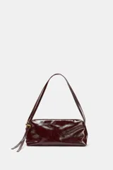 Bolso de hombro tipo baguette, color borgoña oscuro con acabado charol brillante. Presenta un asa delgada ajustable con hebilla metálica dorada y cierre superior de cremallera.
