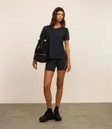 Remera deportiva blanca texturizada, con cuello redondo, manga corta, detalle reflectante y pliegue en la espalda.