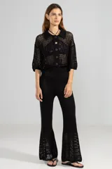 Pantalón negro tejido 100% algodón con punto abierto en la parte inferior, estilo Oxford.