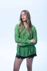 Camisa verde de manga larga con botones.