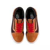 Zapatillas Vans Old Skool color marrón y naranja con cordones rojos y suela blanca.