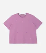 Remera manga corta color lila con cuello redondo y apliques de strass de colores en la parte delantera.