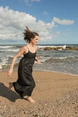 Vestido largo negro de lino, con breteles finos y escote recto.