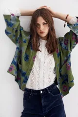 Kimono corto de viscosa crepe con efecto arrugado y estampado tie dye.