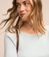 Blusa de punto azul con escote bote y mangas cortas.