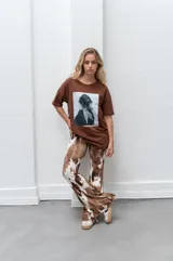 Remerón negro con estampa frontal de dos perros bulldog francés.